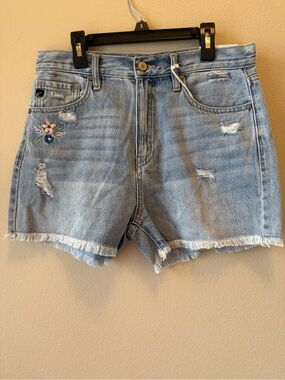NWT KanCan Floral Accent Embroidered Jean Shorts Lt Wash Floral Distressed Sz MD